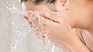 Why you should NEVER switch from hot to cold water when washing your face